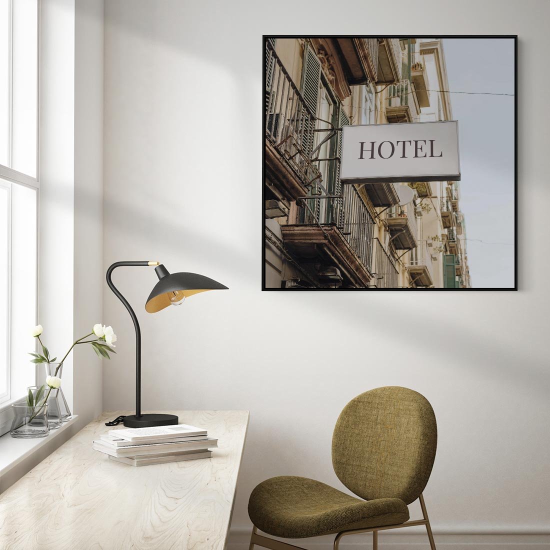 Obraz w ramie 50x50 - Magiczne Spacery - hotel, uliczka - rama czarna