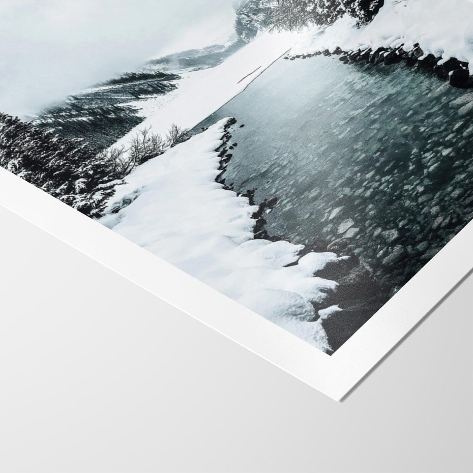 Plakat bez ramy 21x30 - Zimowa Przyroda: Rzeka, Góry i Śnieg - zima, rzeka