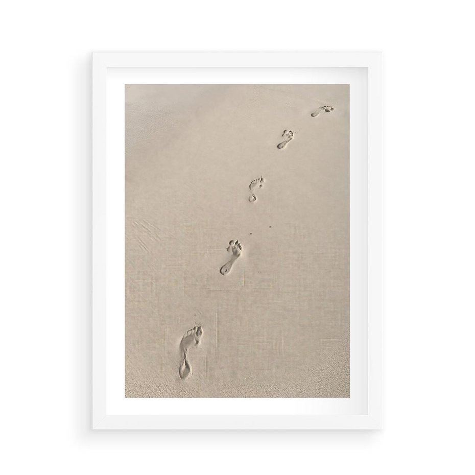Plakat w ramie 50x70 - Ślady na Złocistym Piasku - piasek, ślady stóp na piasku - rama biała
