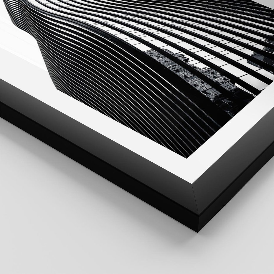 Plakat w ramie 50x70 - Falowany Wieżowiec na Fotografii - architektura, falowany wieżowiec - rama czarna