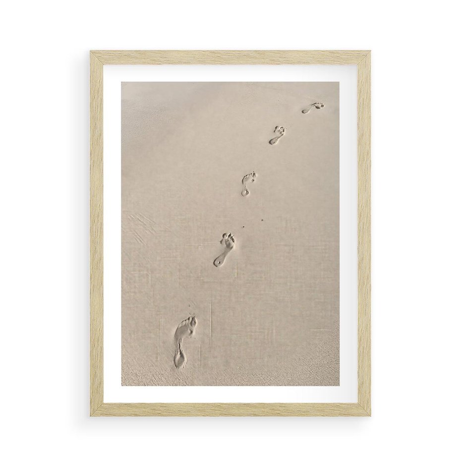 Plakat w ramie 50x70 - Ślady na Złocistym Piasku - piasek, ślady stóp na piasku - rama drewno