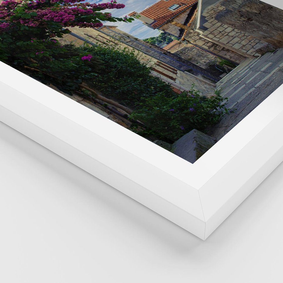 Plakat w ramie 50x70 - Uliczka: perspektywa w mieście - uliczka, perspektywa - rama biała