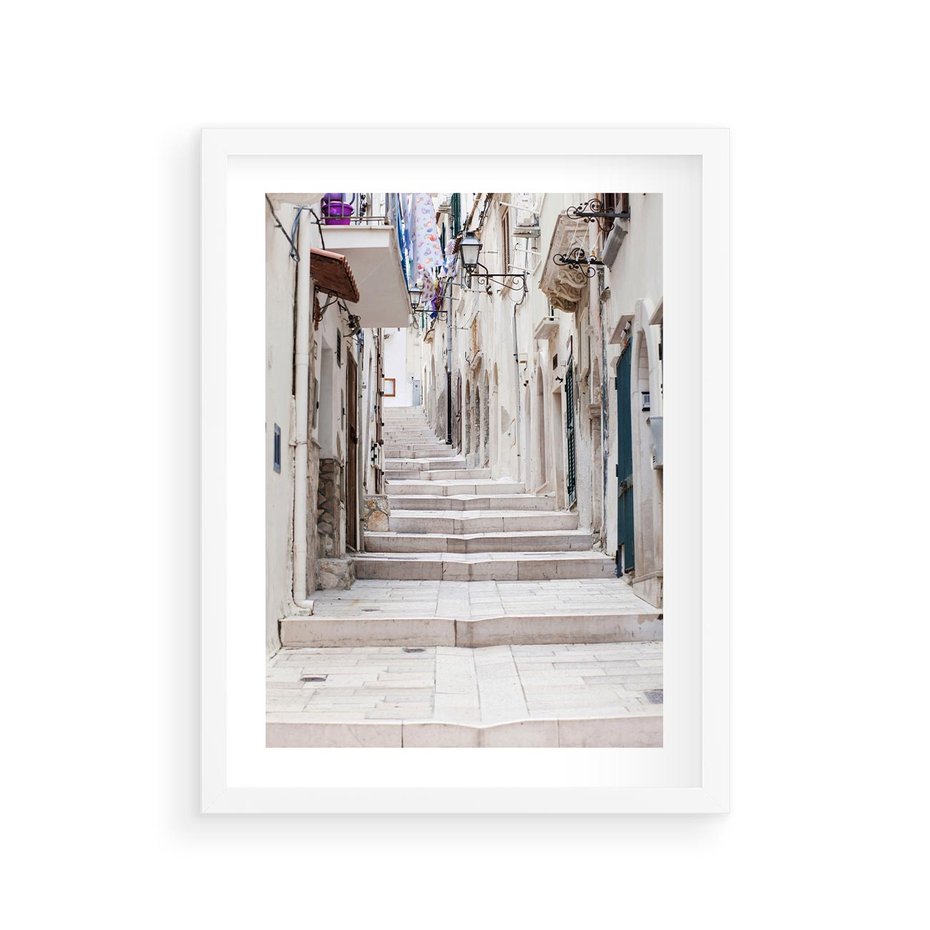 Plakat w ramie 30x40 - Urokliwa uliczka w perspektywie - uliczka, perspektywa - rama biała