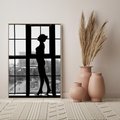 Obraz w ramie 50x70 - Piękno Kobiecej Formy - retro zdjęcie, czarno białe - rama drewno