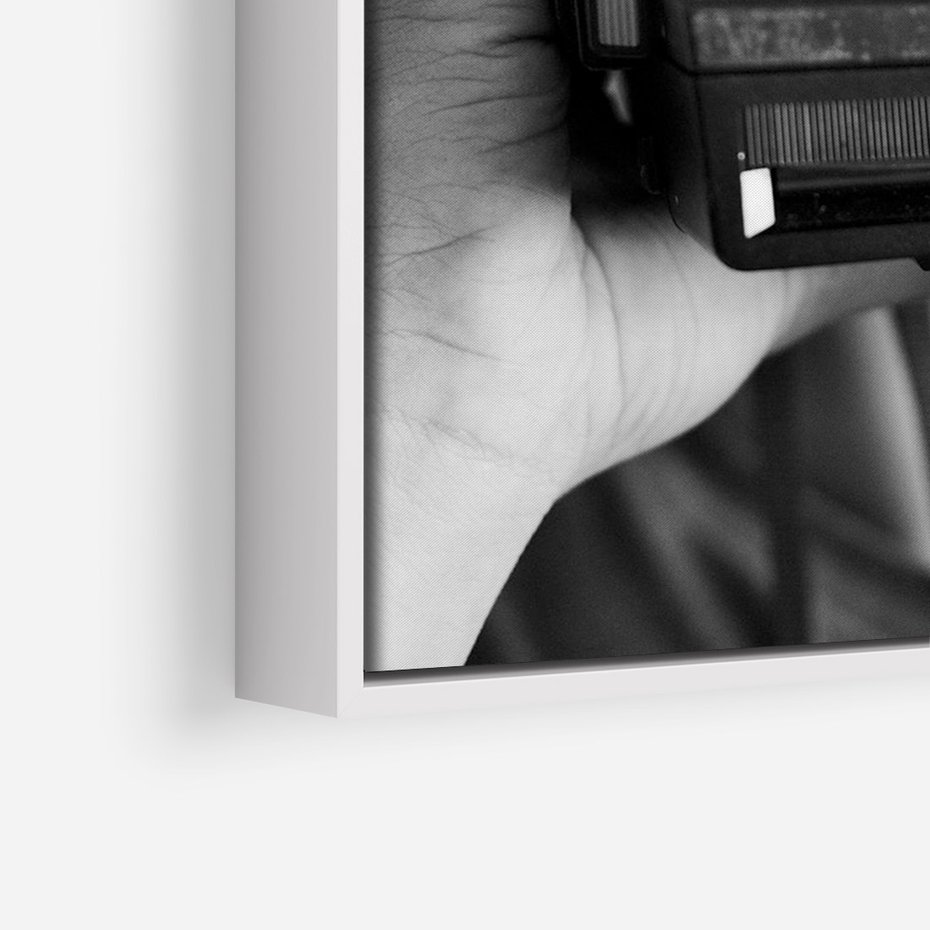 Obraz w ramie 80x120 - Mężczyzna za Aparatem - czarno białe zdjęcie, portret - rama biała