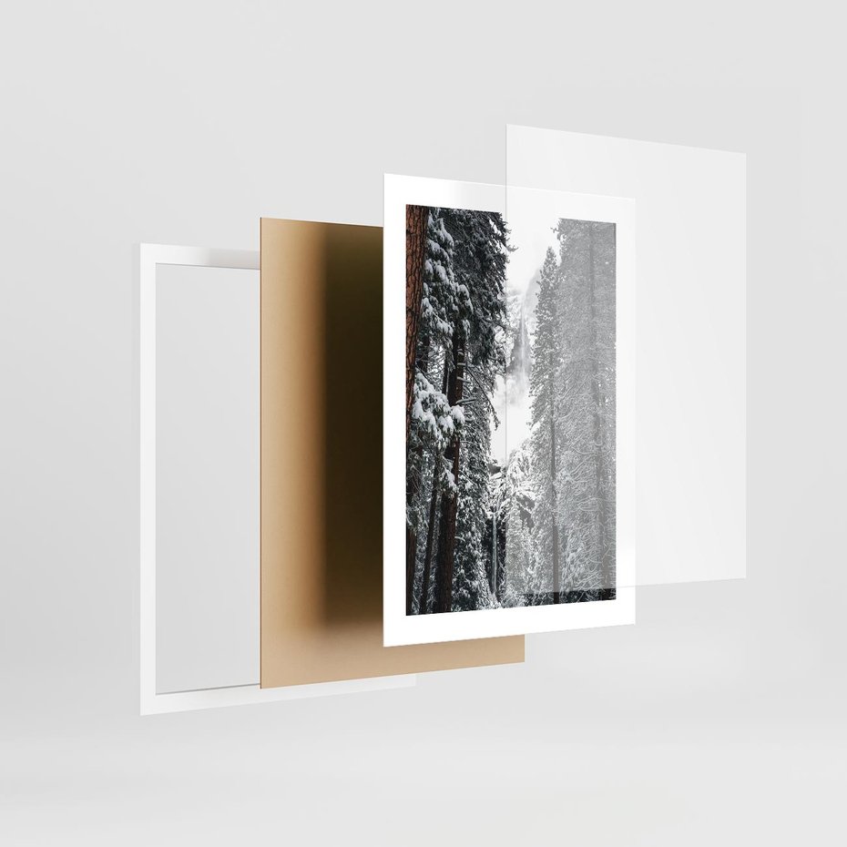 Plakat w ramie 30x40 - Cicha Magia Zimowego Lasu - zimowy las, ośnieżone drzewa - rama biała