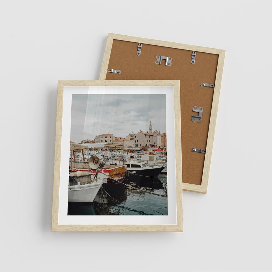 Plakat w ramie 40x50 - Malowniczy Krajobraz Morski - morze, łódki - rama drewno