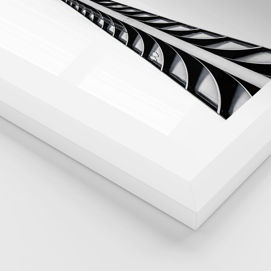 Plakat w ramie 30x40 - Majestatyczna Architektura - wysoki, strzelisty wieżowiec - rama biała