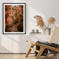Plakat w ramie 40x50 - Obraz przedstawia jesienne drzewa i czerwone liście na ścieżce w lesie. Ta sceneria doskonale oddaje urok i kolorystykę jesieni w lesie. - las, jesień - rama czarna