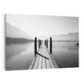 Obraz na płótnie 100x70 - Spokojna Przystań - czarno biała fotografia, drewniany pomost na jeziorze