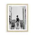 Plakat w ramie 50x70 - Poranki w Paryżu - czarno białe zdjęcie, kobieta w prześcieradle na balkonie - rama drewno