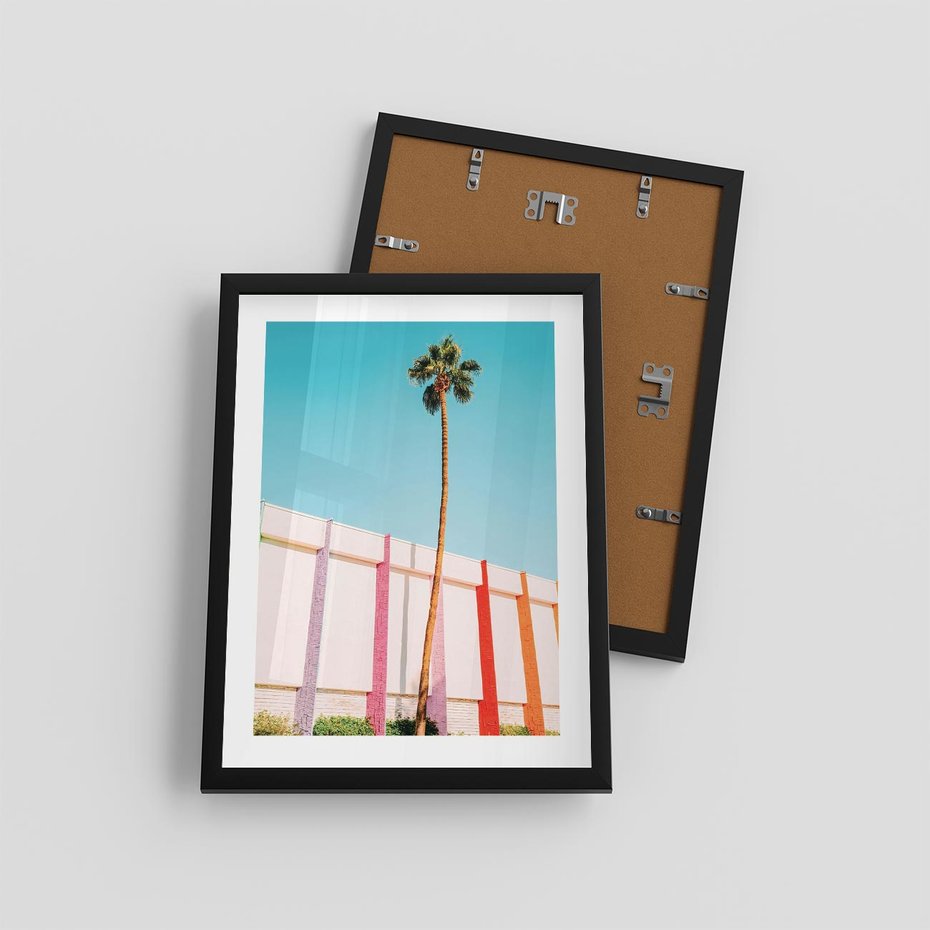 Plakat w ramie 30x40 - Tropikalny Kontrast - palma na tle błękitnego nieba, kolorowy mur - rama czarna
