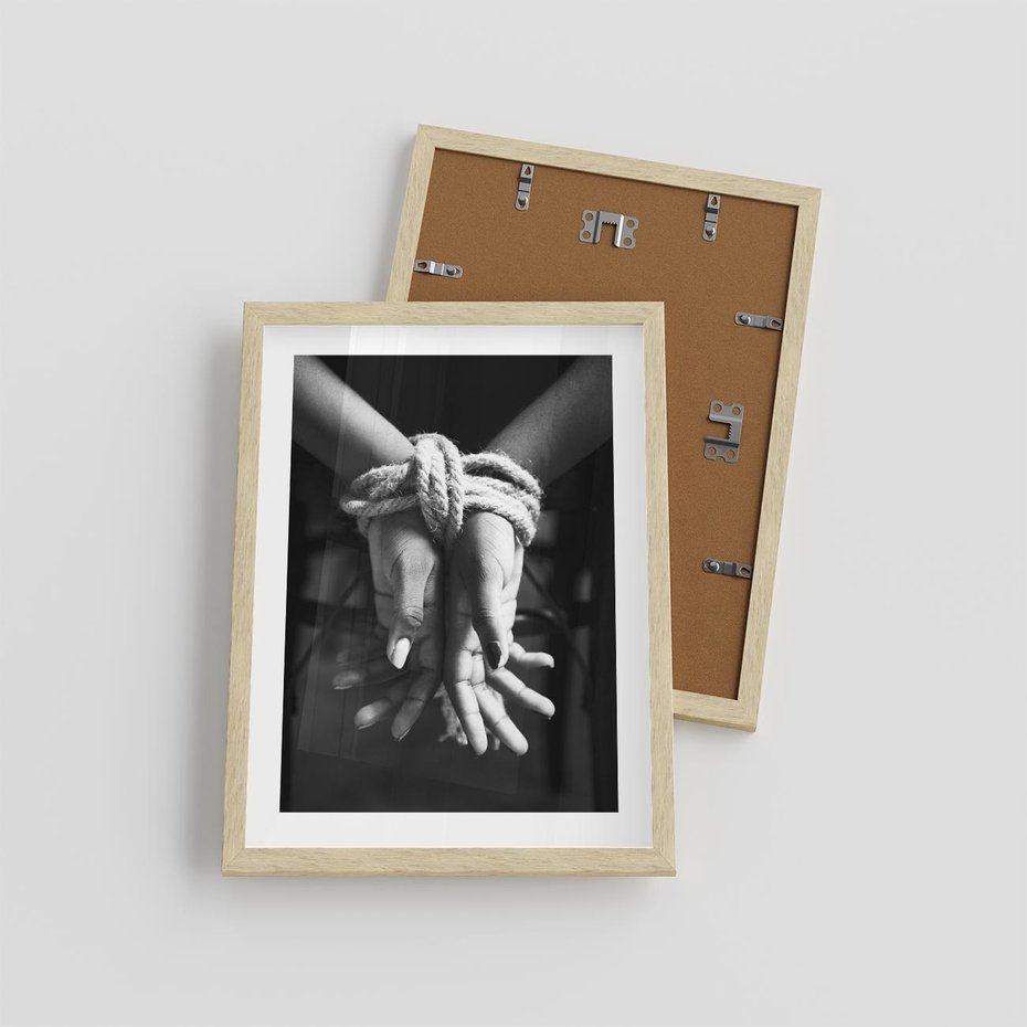 Plakat w ramie 30x40 - Splątane Uczucia - czarno biała fotografia, artystyczna - rama drewno