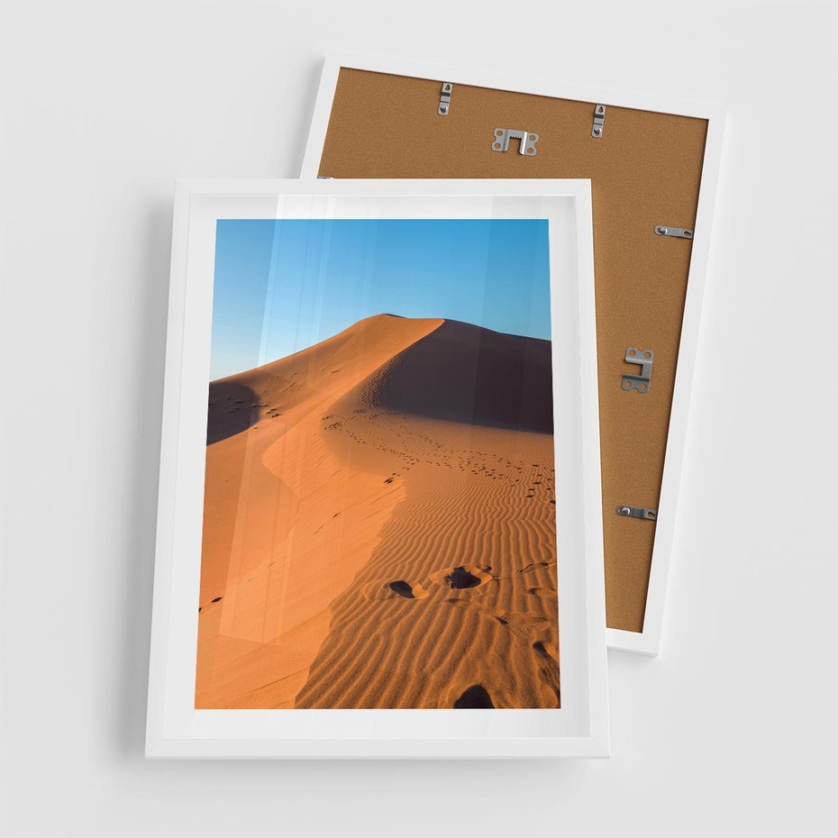 Plakat w ramie 50x70 - Piasek pustyni wędruje - pustynia, piasek - rama biała