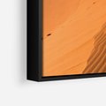 Obraz w ramie 70x100 - Piasek pustyni wędruje - pustynia, piasek - rama czarna