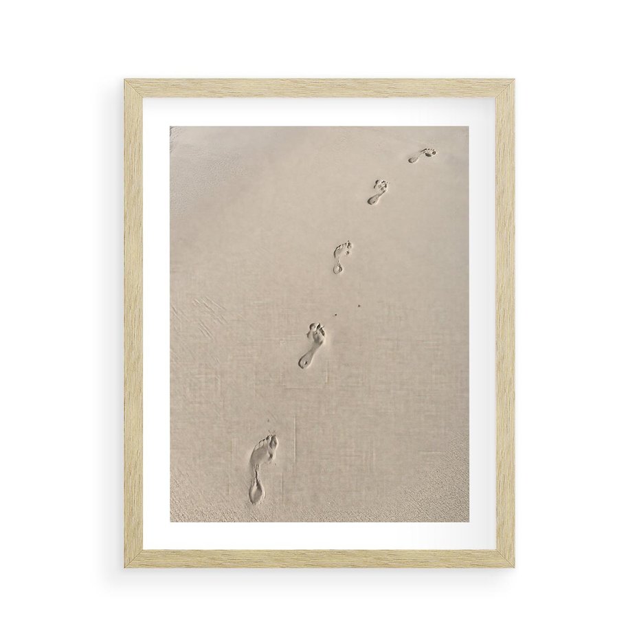 Plakat w ramie 40x50 - Ślady na Złocistym Piasku - piasek, ślady stóp na piasku - rama drewno