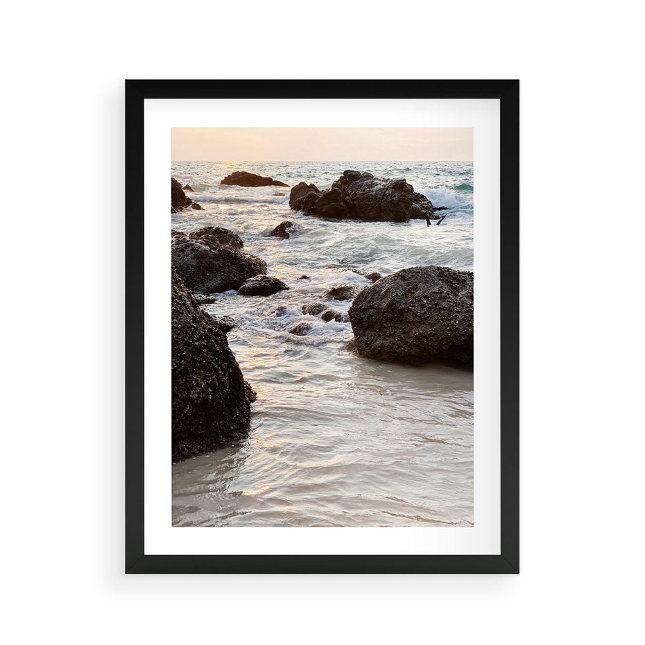 Plakat w ramie 40x50 - Dramatyczna Sceneria: Morze i Skały nad Brzegiem - fale, morze - rama czarna