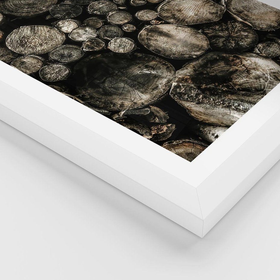 Plakat w ramie 30x40 - Stos Drewna - kłody drewna, pociete drweno - rama biała