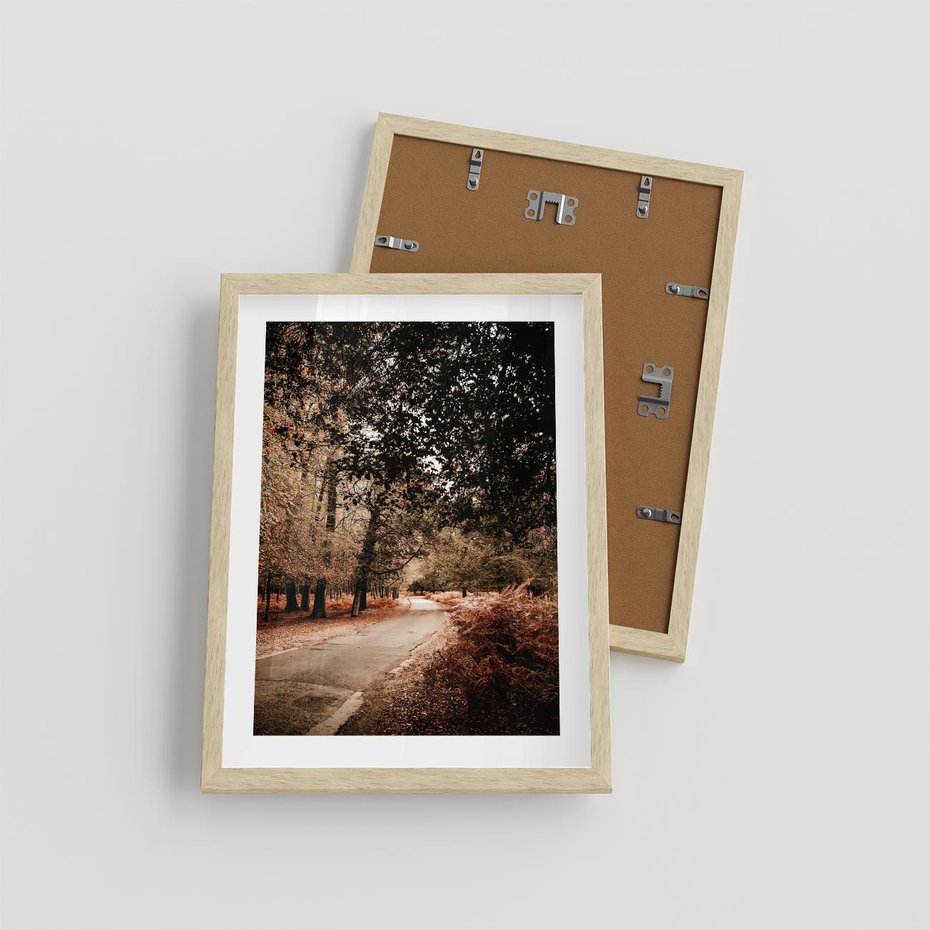 Plakat w ramie 30x40 - Magia Jesieni: Pejzaż Parku w Odcieniach Żółci - jesień, park - rama drewno