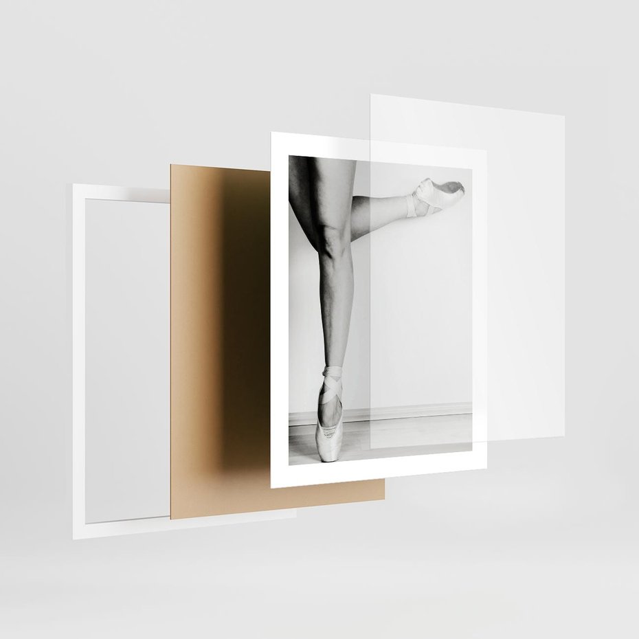 Plakat w ramie 40x50 - Tańcząca Delikatność - artystyczne zdjęcie, odcienie szarości - rama biała