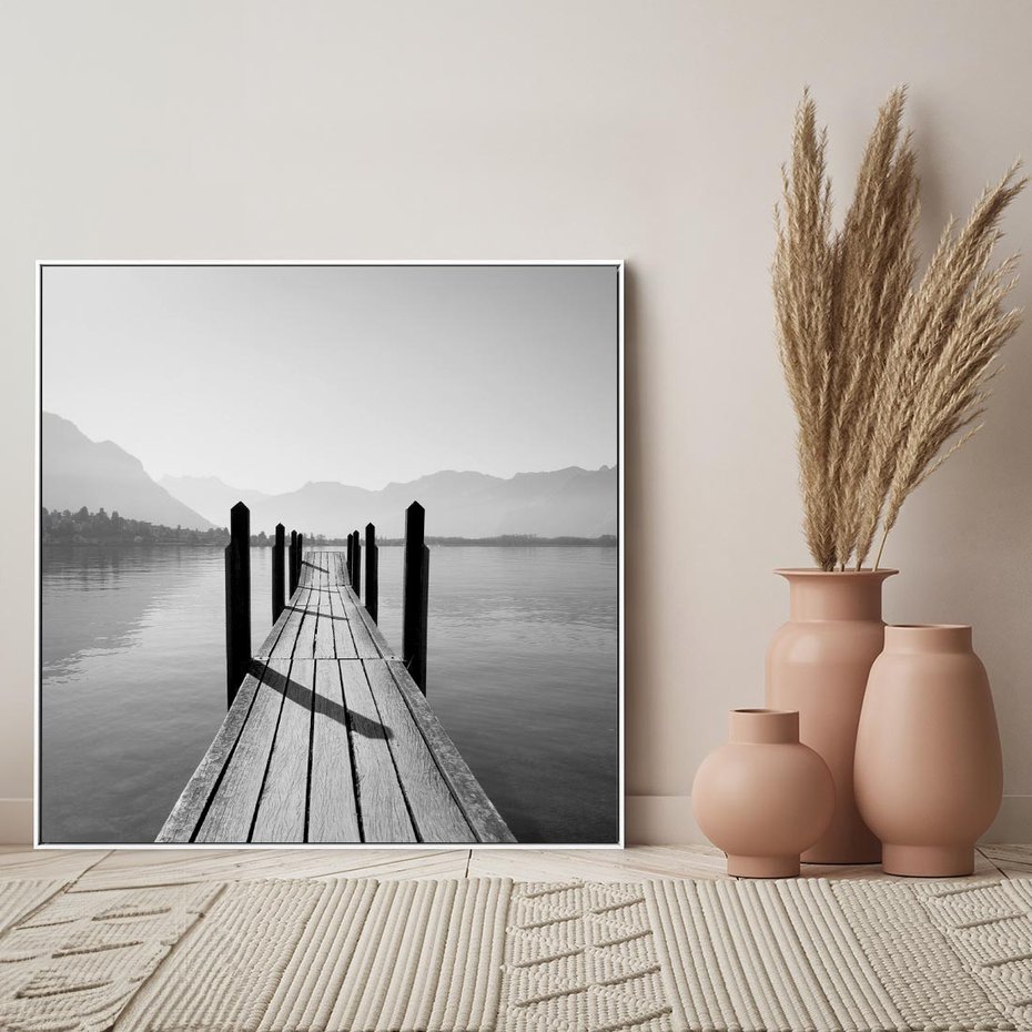 Obraz w ramie 80x80 - Spokojna Przystań - czarno biała fotografia, drewniany pomost na jeziorze - rama biała