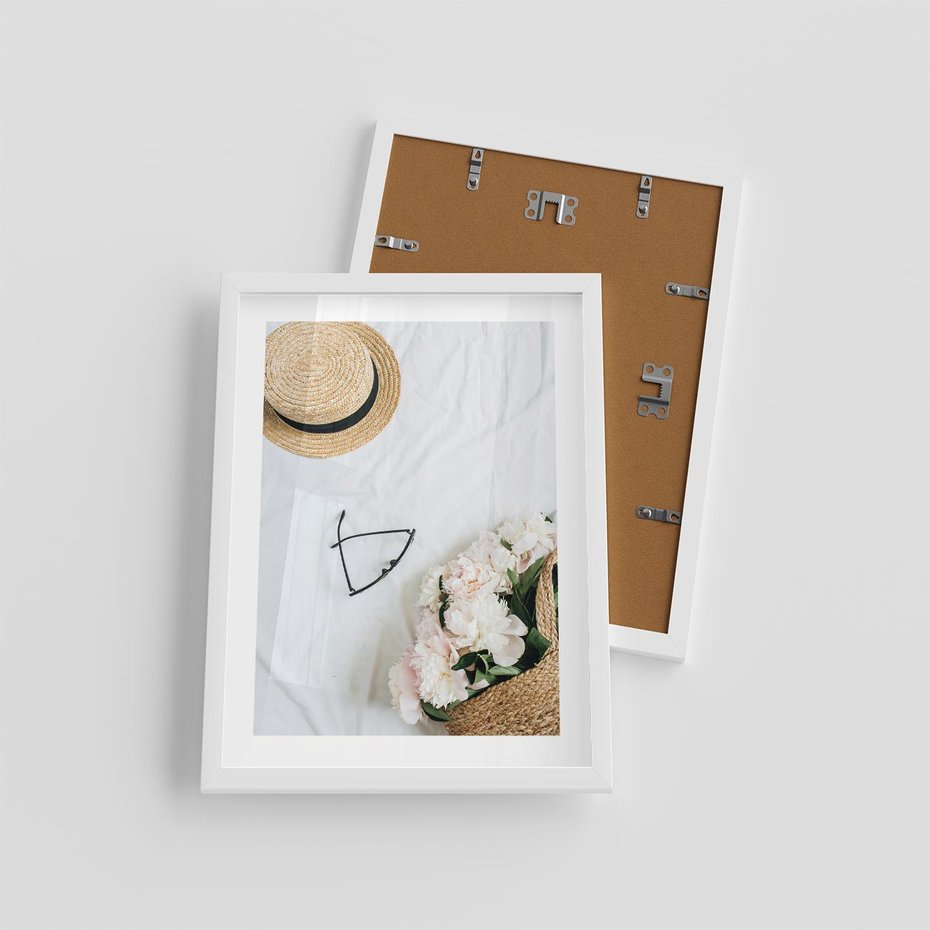 Plakat w ramie 30x40 - Urok Kobiecej Fotografii - kompozycja kobieca, fotografia - rama biała