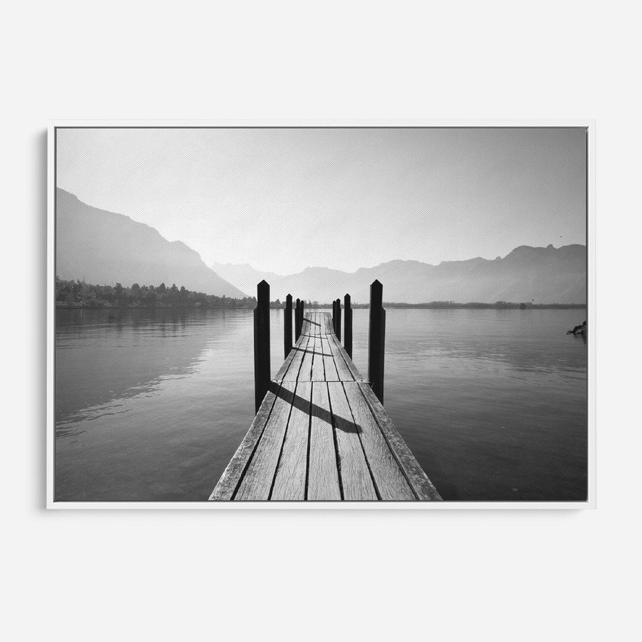 Obraz w ramie 100x70 - Spokojna Przystań - czarno biała fotografia, drewniany pomost na jeziorze - rama biała