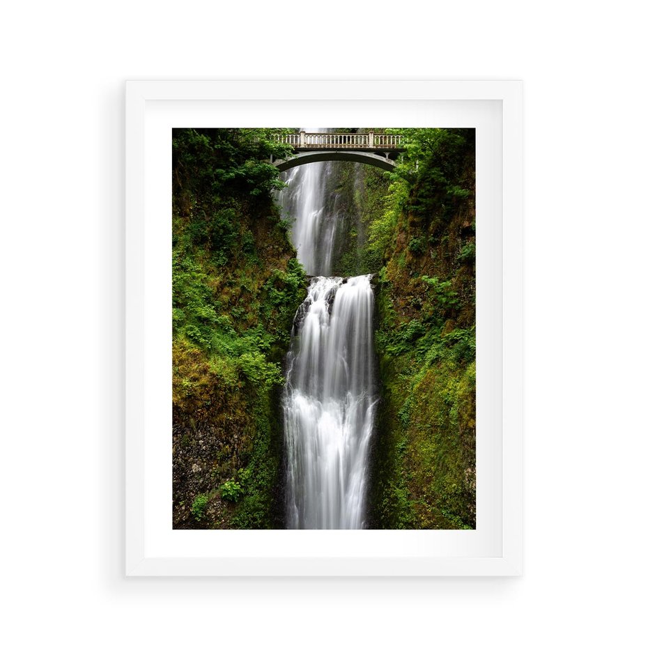 Plakat w ramie 40x50 - Siła i Urok Natury - wodospad, las - rama biała