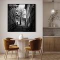 Obraz w ramie 50x50 - Ukryta Uliczka - czarno białe zdjęcie, schody - rama czarna