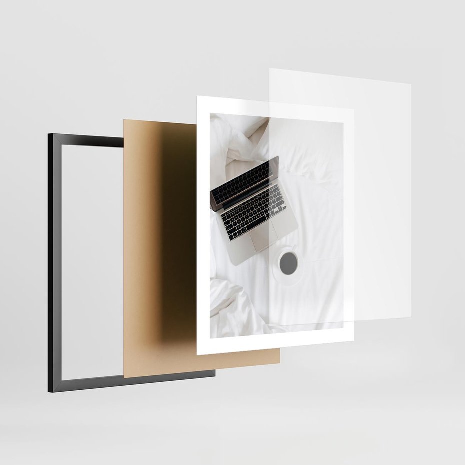 Plakat w ramie 40x50 - Relaks w Łóżku: Kawa i Laptop w Pościeli - komputer, na łóżku - rama czarna