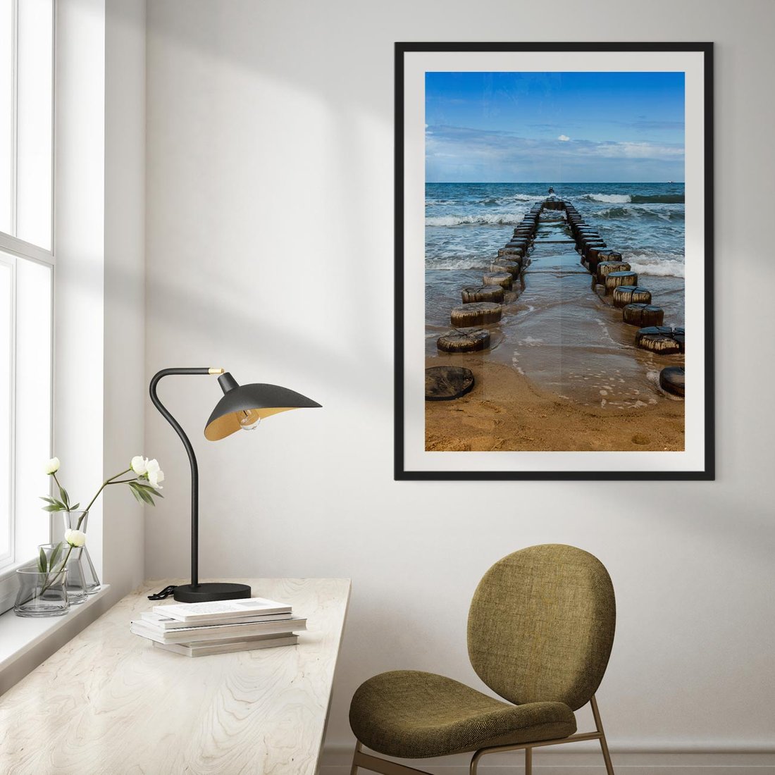 Plakat w ramie 50x70 - Falochron na brzegu morza - falochron, morze - rama czarna