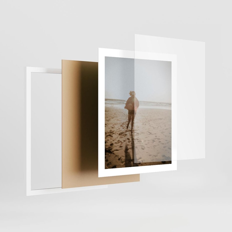 Plakat w ramie 40x50 - O Zachodzie Słońca - klimatyczna fotografia, postać biegnie po plaży - rama biała