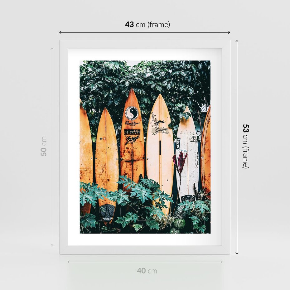 Plakat w ramie 40x50 - Surfowanie w Harmonii z Naturą - deski surfingowe, oparte o rośliny - rama biała