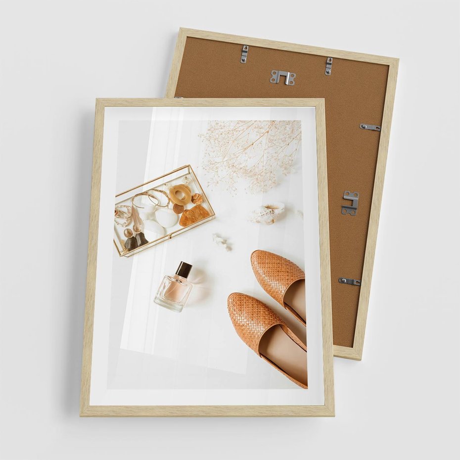 Plakat w ramie 50x70 - Elegancja w Szafie - modowa fotografia, buty - rama drewno
