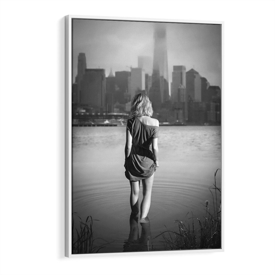 Obraz w ramie 80x120 - Kapiel w Mieście - czarno białe zdjęcie, kobieta wchodzi do wody - rama biała