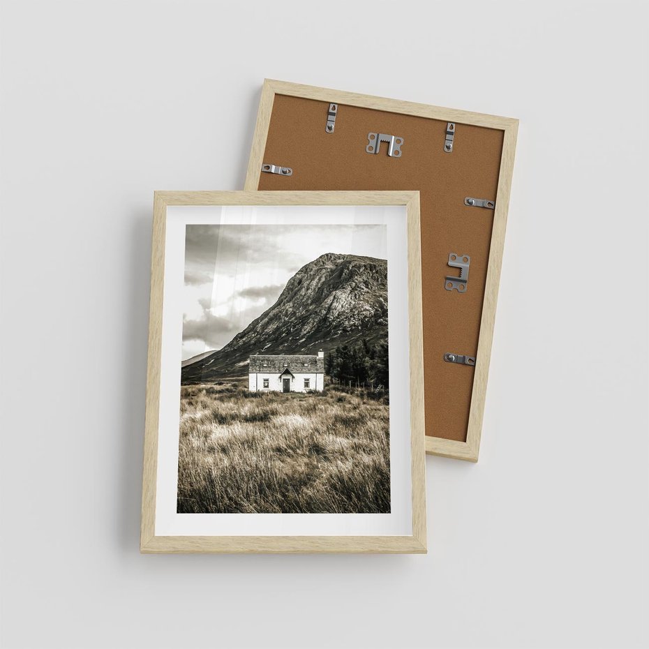 Plakat w ramie 30x40 - Biały Domek w Sepii: Wiejski Urok - domek w górach, kolory sepii - rama drewno