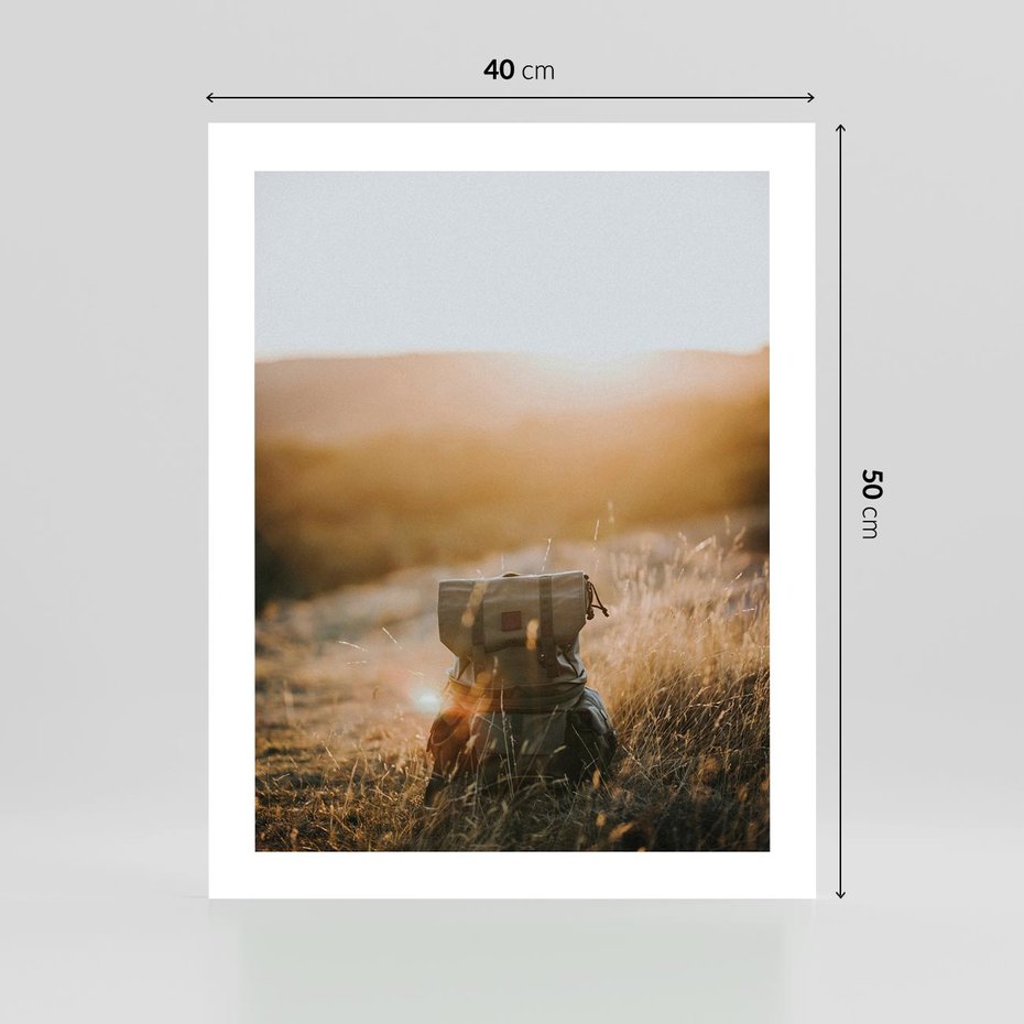 Plakat bez ramy 40x50 - Podróżniczy bukiet na łące - plecak, podróż