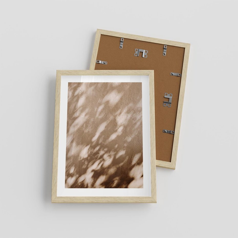 Plakat w ramie 30x40 - Abstrakcyjna Kompozycja: Cień na Ścianie - cień na ścianie, beżowe kolory - rama drewno