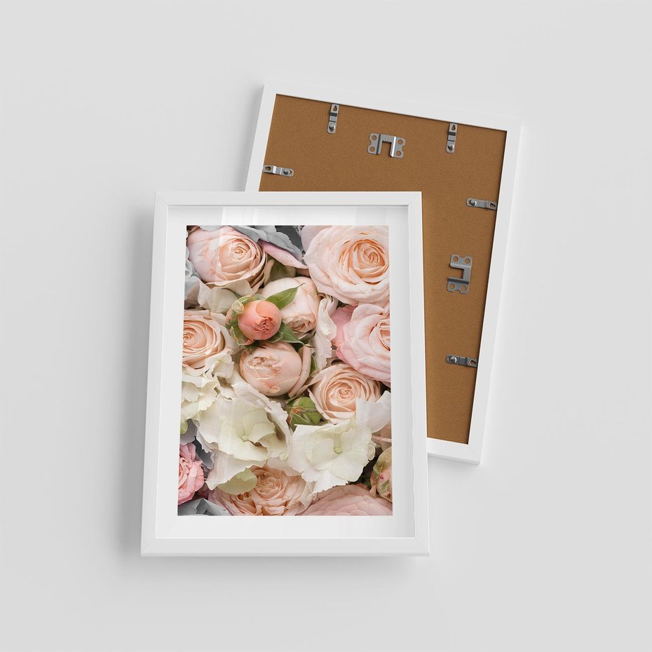 Plakat w ramie 30x40 - Kwiatowy Rarytas: Róże w Herbacianym Zbliżeniu - kwiaty, herbaciane - rama biała