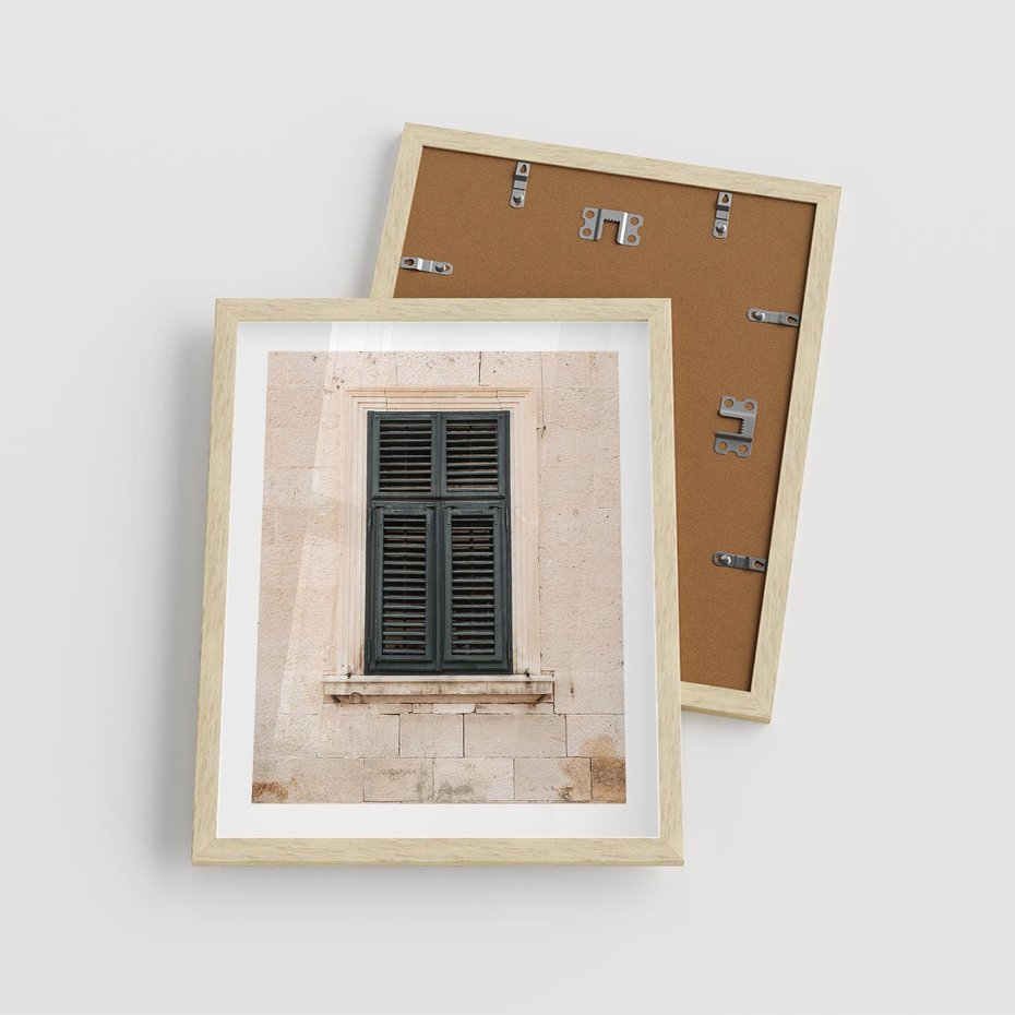 Plakat w ramie 40x50 - Urok Starego Okna z Zielonymi Okiennicami - stare okno, kamienica - rama drewno