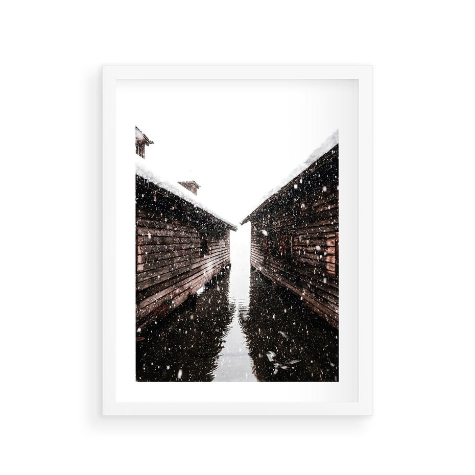 Plakat w ramie 30x40 - Spadający Śnieg - domek górski, w zimie - rama biała