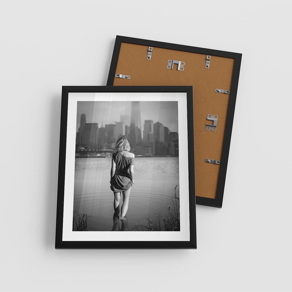 Plakat w ramie 40x50 - Kapiel w Mieście - czarno białe zdjęcie, kobieta wchodzi do wody - rama czarna
