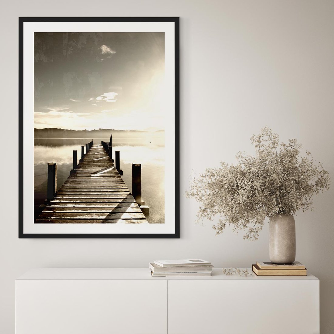 Plakat w ramie 50x70 - Mglisty poranek na pomostcie - pomost, mgła - rama czarna