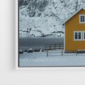 Obraz w ramie 80x120 - Urok Norweskich Domków - Skandynawia, Norwegia - rama biała