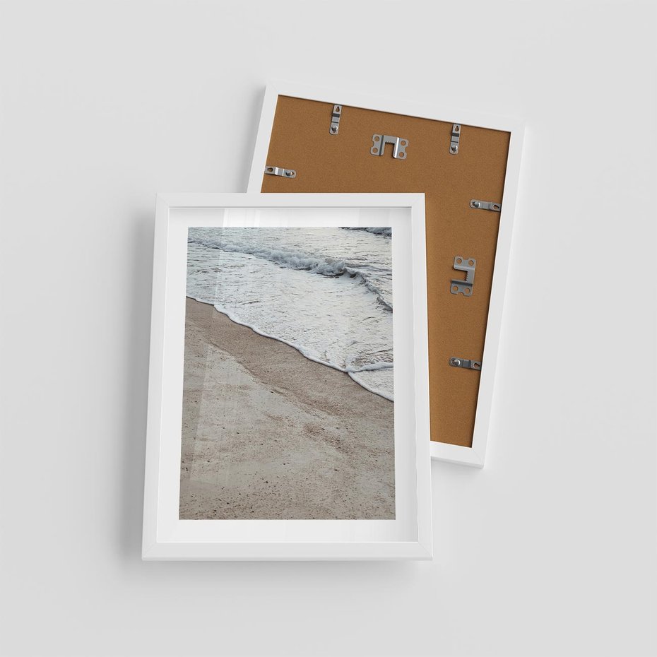 Plakat w ramie 30x40 - Brzeg Morza: Malownicza Plaża i Fale - morze, plaża - rama biała