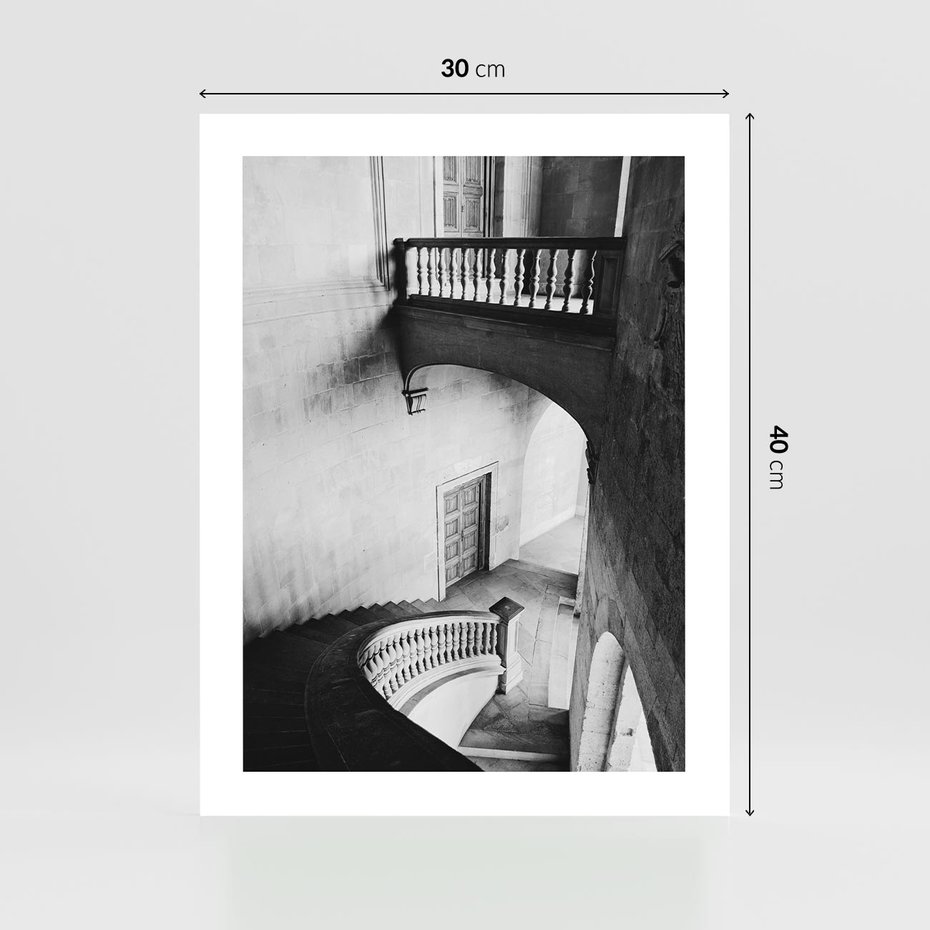 Plakat bez ramy 30x40 - Po Schodach w Dół - czarno białą fotgrafia, zakręcone schody w starek kamienicy