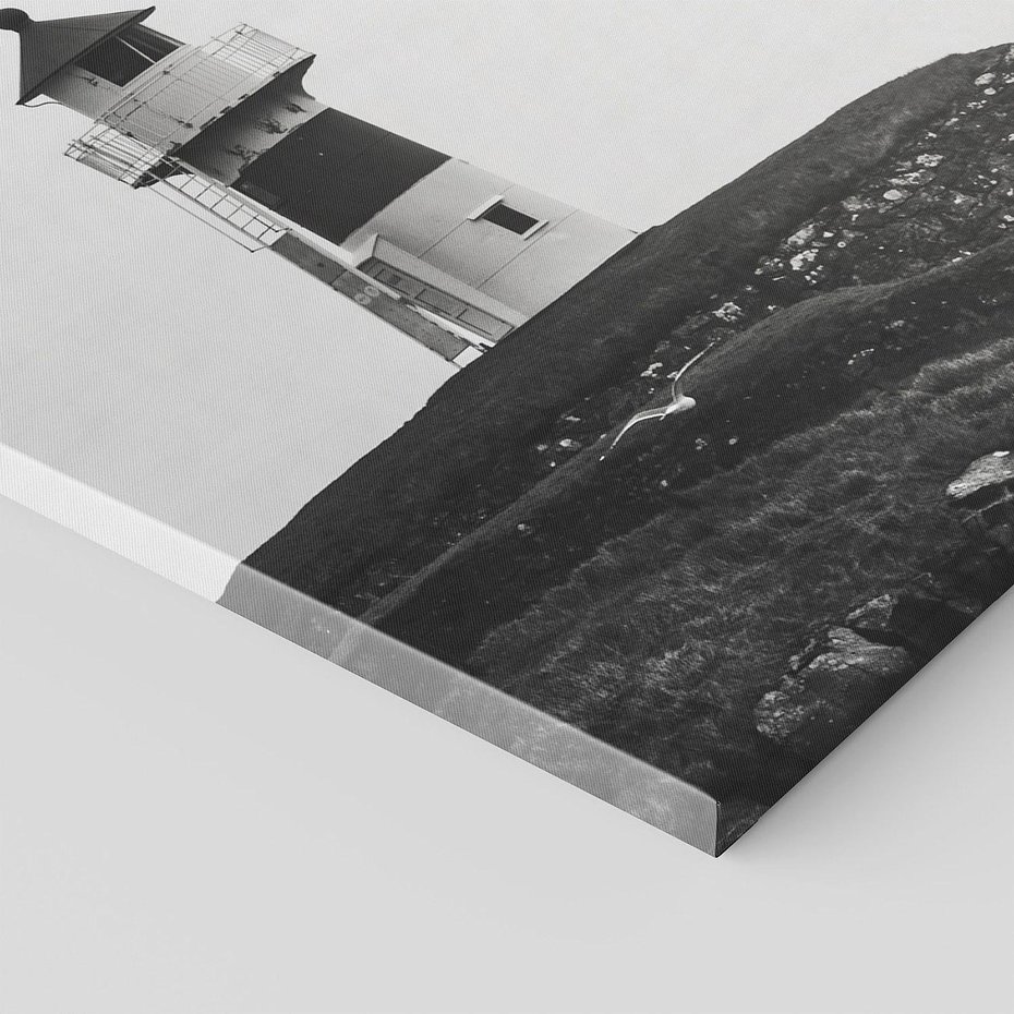 Obraz na płótnie 120x60 - Melancholia Północy - czarnobiała fotografia, nadmorska latarnia na klifie