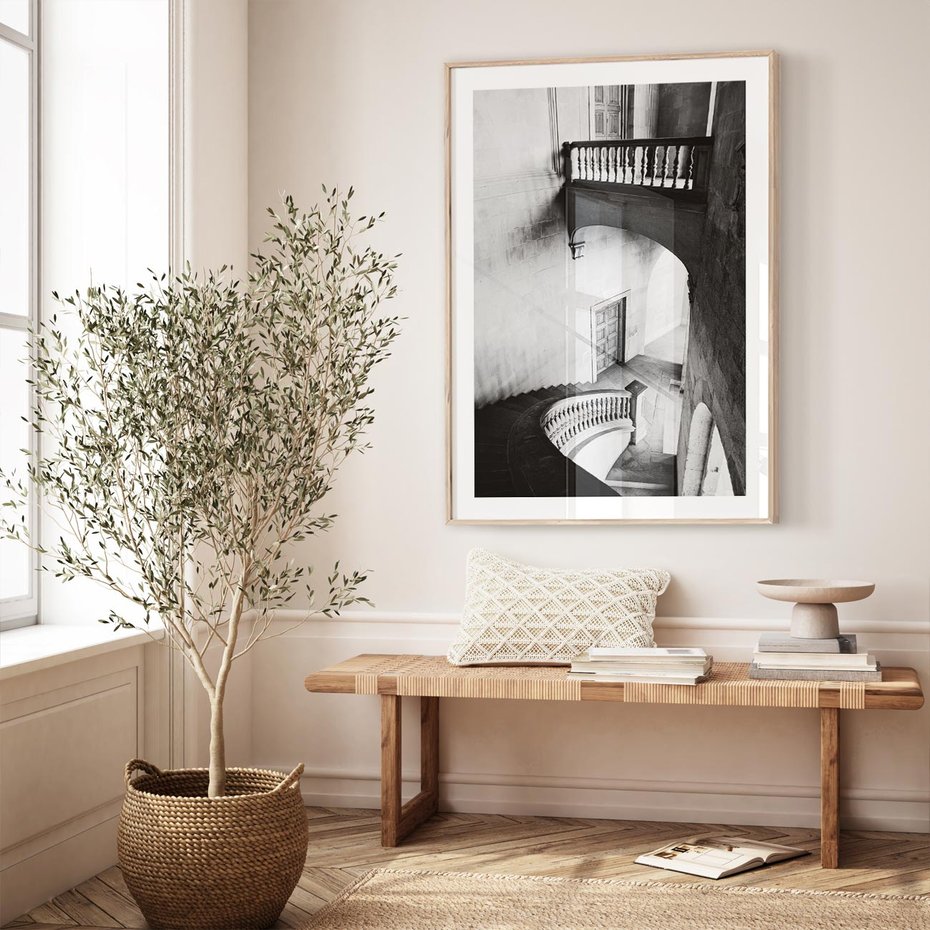 Plakat w ramie 40x50 - Po Schodach w Dół - czarno białą fotgrafia, zakręcone schody w starek kamienicy - rama drewno