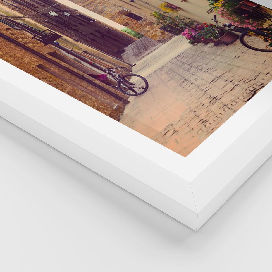 Plakat w ramie 30x40 - Rowerowa przygoda w uliczkach pełnych perspektywy - uliczka, perspektywa - rama biała