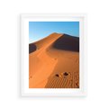 Plakat w ramie 40x50 - Piasek pustyni wędruje - pustynia, piasek - rama biała